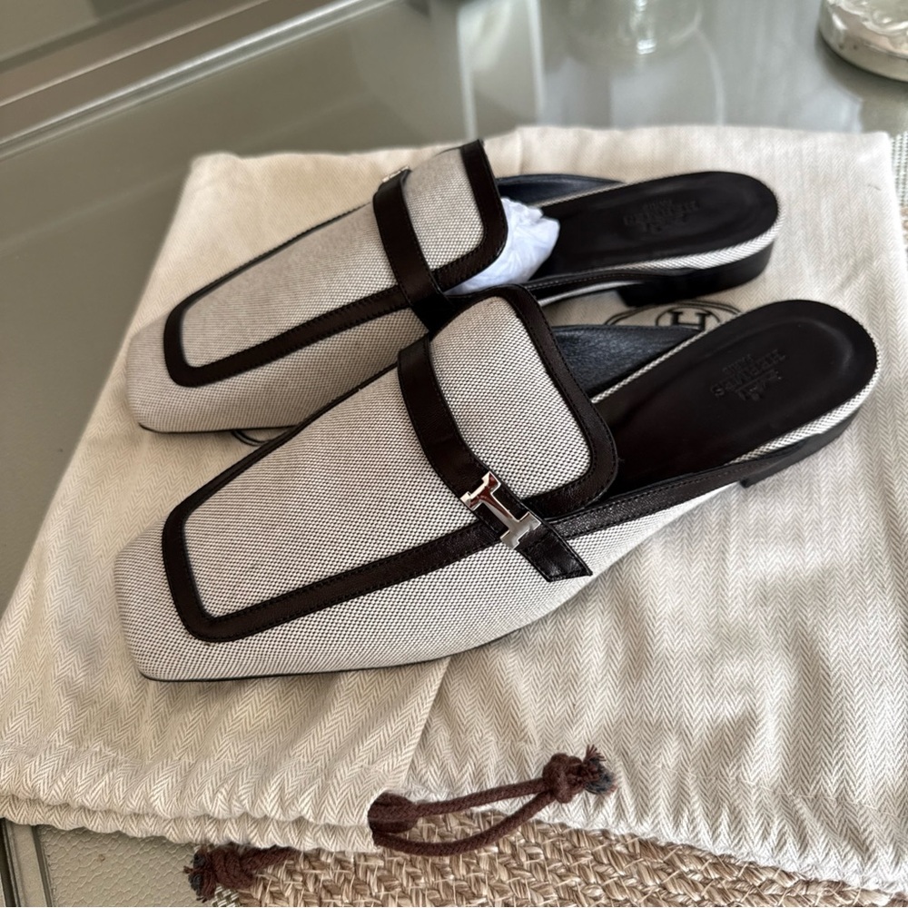 Elegant Women's Slip-On Loafers in Black /grey